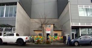 Une femme de 84 ans a rejeté une offre d'un million de dollars - elle a plutôt contraint le centre commercial à construire autour de sa maison