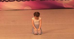 Une petite fille se met en position de danse seulement pour faire fondre le cœur de la foule