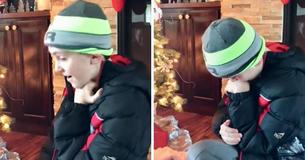 Un garçon trouve un nouveau-né sous l'arbre de Noël. Il s'effondre en lisant ce qu'il y a écrit sur son t-shirt