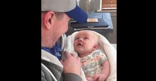 Papa en vier maanden oude baby voeren een heel schattig 'gesprek'