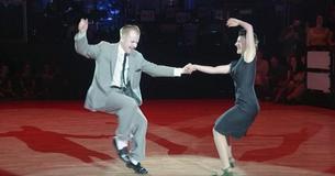 Le public devient fou en découvrant la routine swing de la danse de Patrick Swayze et Jennifer Grey