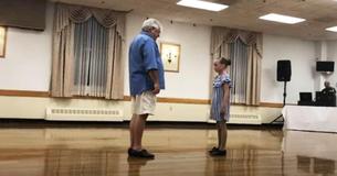 Niña de 10 años y su abuelo ganan fama bailando tap con la canción "Cups"