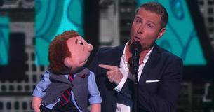 Un ventriloque se met en colère durant un spectacle. Gardez bien votre attention sur la marionnette sur la scène