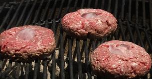 Metti un cubetto di ghiaccio sopra il tuo hamburger prima di grigliarlo per avere il miglior hamburger di sempre