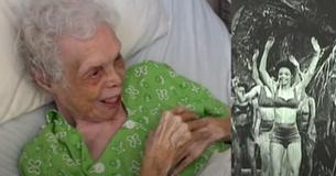 Eine 102-jährige Frau sieht zum ersten Mal Filmmaterial von sich selbst, wie sie in den Dreißigern tanzte