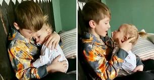 Une vidéo d'un grand frère chantant pour sa petite sœur triste fait fondre le cœur des internautes