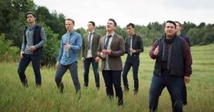 Negen mannen zingen samen tranentrekker van Josh Groban