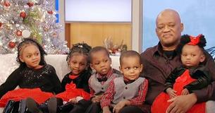 Un père célibataire adopte cinq frères et sœurs de moins de six ans dans le but de les élever ensemble