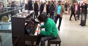Un homme arrête les passants sur leur chemin avec une version atypique d'un hymne religieux au piano