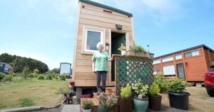 Une femme a vendu la moitié de ses biens pour vivre dans une petite maison sur des roues
