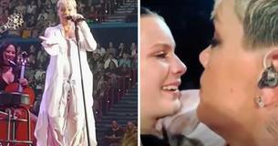 P!nk sieht das Schild einer 14-jährigen, auf dem steht "Meine Mutter ist letzten Monat gestorben' und stoppt ihr Konzert, um sie zu finden
