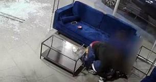 Un père héroïque perd deux emplois après avoir été blessé en protégeant ses trois fils d'une fusillade chez un concessionnaire automobile