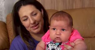 Krankenschwestern und Arzt schreien während des Kaiserschnitts, als die Mutter das grösste und süsseste Baby, das sie je gesehen haben, zur Welt bringt