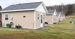 Un réparateur automobile estime qu'il y a un besoin dans la communauté et construit un petit village composé de petites maisons pour les sans-abri