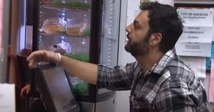 Une grand-mère se rend dans un restaurant et dit au gérant qu'elle a besoin de nourriture pour ses 10 petits-enfants
