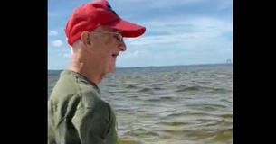 Un homme de 85 ans est ravi de voir l'océan pour la première fois de sa vie