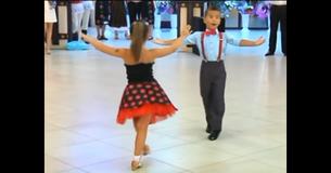 La bambina inizia a muovere i fianchi, ma quando un bambino si unisce a lei nella pista da ballo la folla va in delirio