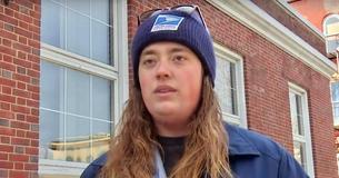 Una trabajadora del correo responde una carta para Santa de un niño de nueve años que pide comida y ropa