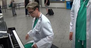 Des médecins repèrent un piano pendant la pause déjeuner - ils volent le spectacle en jouant au boogie-woogie que la foule adore