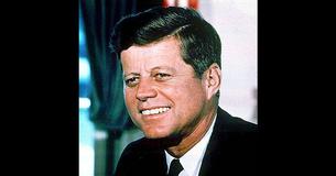 Kleinzoon Jack Schlossberg van JFK is zijn evenbeeld