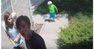 Un uomo riesce a riprendere con la telecamera tre giovanissimi vicini di casa mentre si intrufolano nel portico di casa sua