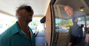 Hombre viaja 3.200 kilómetros para hacerles una broma a sus padres que nunca olvidarán