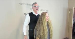 Une femme a une transformation spectaculaire après s'être fait coupé ses longs cheveux