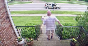 Un homme vole un colis de la maison d'un étranger en plein jour, avec une vengeance imminente