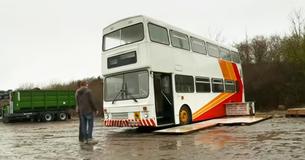 Un père célibataire convertit un vieux bus en une magnifique maison pour lui et sa fille