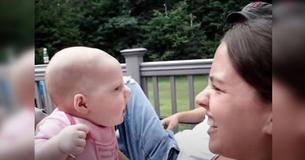 Tante gromt naar haar nicht en de hele groep begint te lachen wanneer de baby terug gromt
