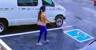 Une patronne regarde ses caméras de surveillance alors qu'une femme sans abris sort d'un entretien d'embauche
