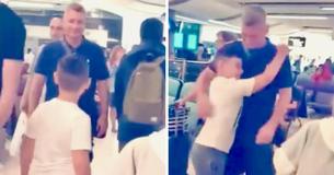 Gescheiden moeder gaat met haar kinderen op vakantie, opeens ziet de zoon zijn vader op de luchthaven