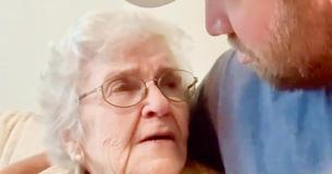 Grootmoeder wordt emotioneel wanneer ze haar kleinzoon vertelt hoeveel ze van hem houdt
