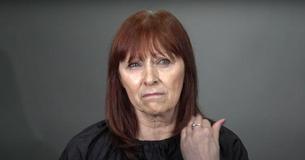 Une femme se fait une beauté pour son soixante-dixième anniversaire
