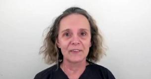 Un grand-mère veut retrouver sa jeunesse d'antan et se fait faire un relooking incroyable