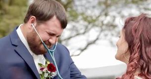 Le marié est aveuglé quand la mariée arrête le mariage pour présenter la femme qu'elle a cherchée pour lui