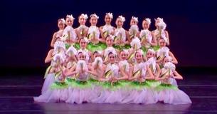 Deux douzaines de ballerines remportent le premier prix avec une routine d'illusion d'optique époustouflante