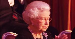 Une fille chante pour la Reine et se fait interrompre alors que son père la rejoint