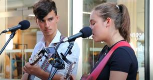 Une fille interprète une chanson de « Ghost » - Le garçon doublement en vedette