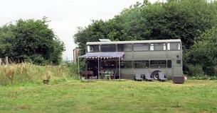 Un homme recycle un bus de deux étages et le transforme en une maison à plusieurs pièces