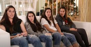 Un professeur a remarqué une tache de sang sur l'une des quadruplets et a ensuite découvert que leur père les maltraitait