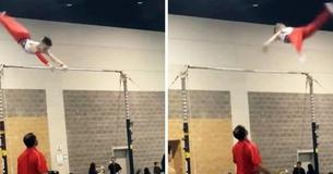 L'entraîneur fait une prise de sauvetage au dernier moment quand un gymnaste adolescent perd l'adhérence et tombe de la barre fixe