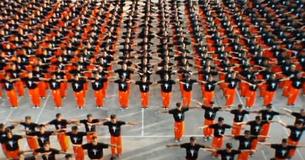 Une foule de détenus se tient dans la cour et se lance spontanément dans un flash mob de Michael Jackson