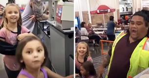 Deux sœurs prennent le caissier d'un magasin pour Maui du film Vaiana et ce dernier décide de jouer le jeu