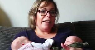 Une mère qui a lutté pour tomber enceinte pendant huit ans conçoit un bébé et des jumeaux à quelques jours d'intervalle
