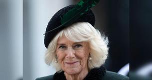 Camilla, hertogin van Cornwall, droeg prachtige broche bij beëdiging als kolonel van de Rifles