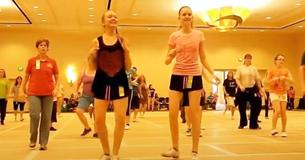 Une jeune fille en noir vole la vedette avec sa performance de danse