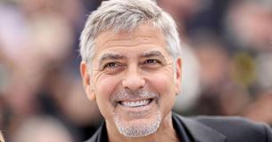 George Clooney vertelt eindelijk het verhaal waarin hij elk van zijn veertien beste vrienden ooit een koffer met $1 miljoen heeft gegeven.