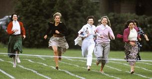 La princesse Diana court pieds nus lors d'un événement sportif avec le prince Harry dans une vidéo rare de 1991