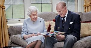 Koningin Elizabeth en prins Philip lachen terwijl ze hun 73ste huwelijksverjaardag vieren